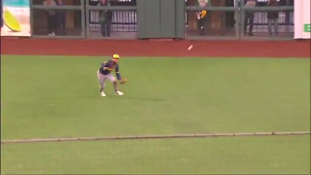 Jackson Chourio goes ALL OUT to leave the bases loaded 🤯