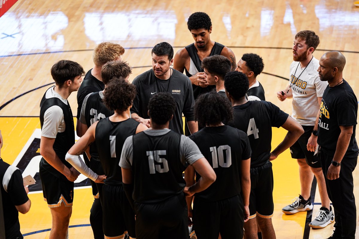 Great stuff from Alex Pribble Young coaches: notice how he’s communicating to his team Quick and concise knowledge and not a lot of yelling and screaming to motivate