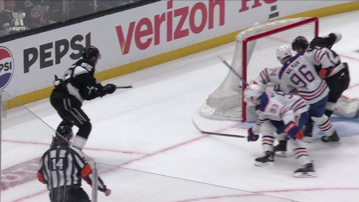 Quinton Byfield gives the Kings a 2๏ธโฃ goal lead over the Oilers ๐ ๐บ Kings-Oilers on ESPN2 ๐