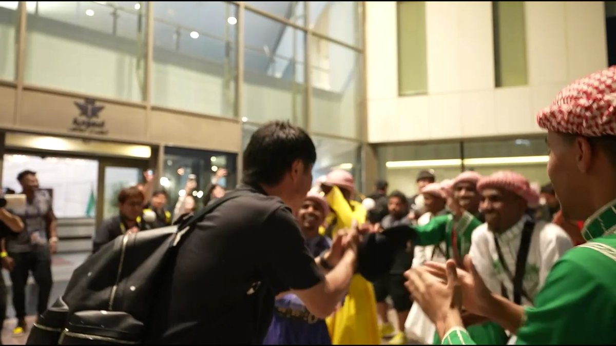 ／ 山田新と中山通訳がダンスで盛り上げる🕺 ＼ サウジアラビアに到着すると、空港前は歓迎ムード🙌 リズムに合わせて踊る川崎フロンターレの面々の姿も！ 川崎フロンターレ #ACLElite #Ｊリーグ