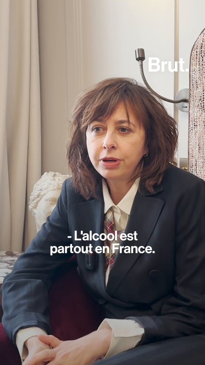 "L'alcool chez les femmes, on n'en parle pas vraiment, c'est plus honteux, plus dissimulé..." Dans son prochain film "Des jours meilleurs", l'actrice Valérie Bonneton interprète le rôle de Suzanne, une mère de 3 enfants et alcoolique. Pour "être à la hauteur de ce rôle", elle est allée à la rencontre d'associations et de femmes dépendantes à l'alcool. Elle nous raconte.