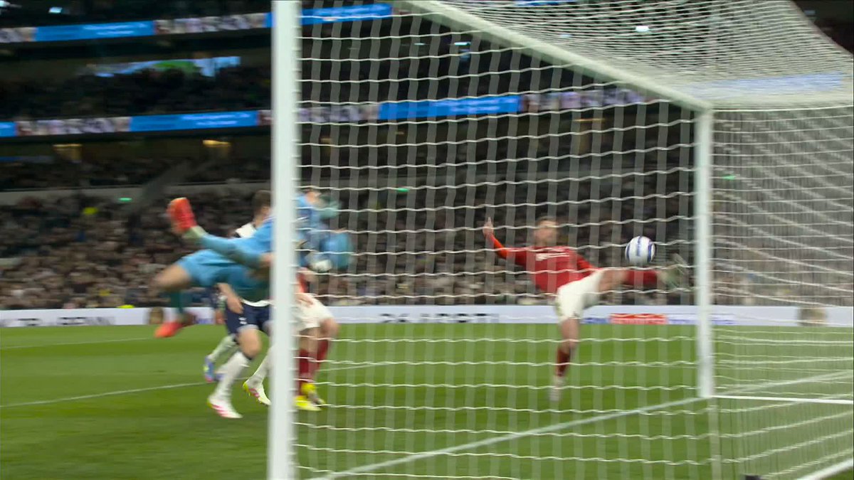 "If you don't do all your stretching in the morning, you wouldn't be able to get your leg that high" 😂 Harry Toffolo reacts to his incredible goal line clearance.