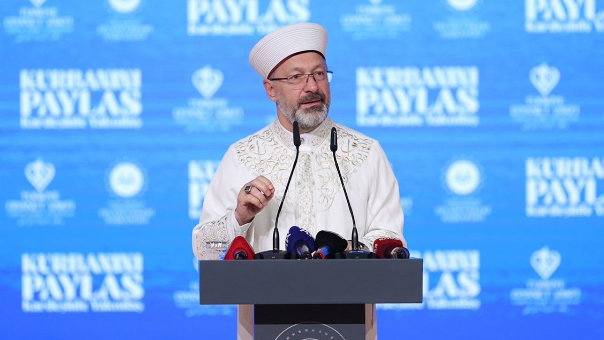 Diyanet İşleri Başkanlığı ve Türkiye Diyanet Vakfı olarak 2025 yılı vekâletle kurban kesim bedelini yurt içinde 13.500 TL, yurt dışında ise 5.450 TL olarak belirledik. “Kurbanını Paylaş, Kardeşinle Yakınlaş” temasıyla gerçekleştireceğimiz 2025 yılı Vekâletle Kurban Programımız kapsamında; yurt içinde 81 il ve 922 ilçemizde, yurt dışında ise başta Gazzeli ve Filistinli kardeşlerimiz olmak üzere yaklaşık 80 ülkenin 365 bölgesinde bayram sevincini ve milletimizin iyilik elini kardeşlerimize ulaştıracağız inşallah.