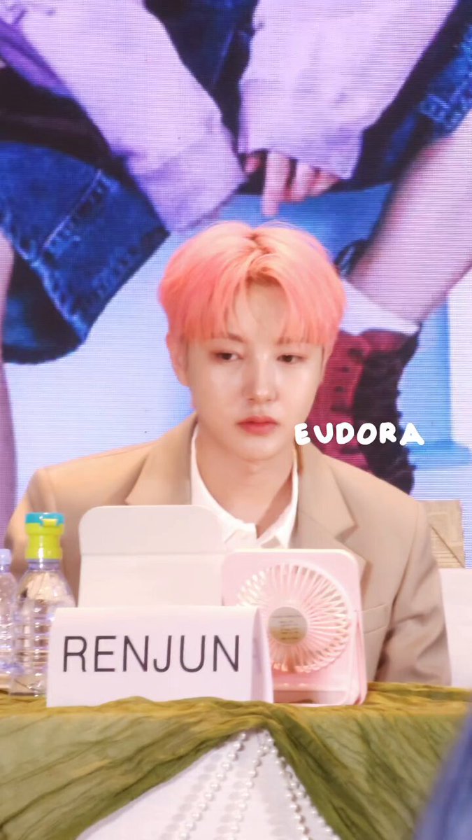 Renjun lagi ngelamun. Mode jangan ganggu lagi aktif Fans: Huang Renjun Renjun: Apa? Fans: Semuanya pada ketawa Renjun: "diem sambil celingak celinguk" Energinya udah abis ini mah makanya diem doang😭🤏🤣 ©️