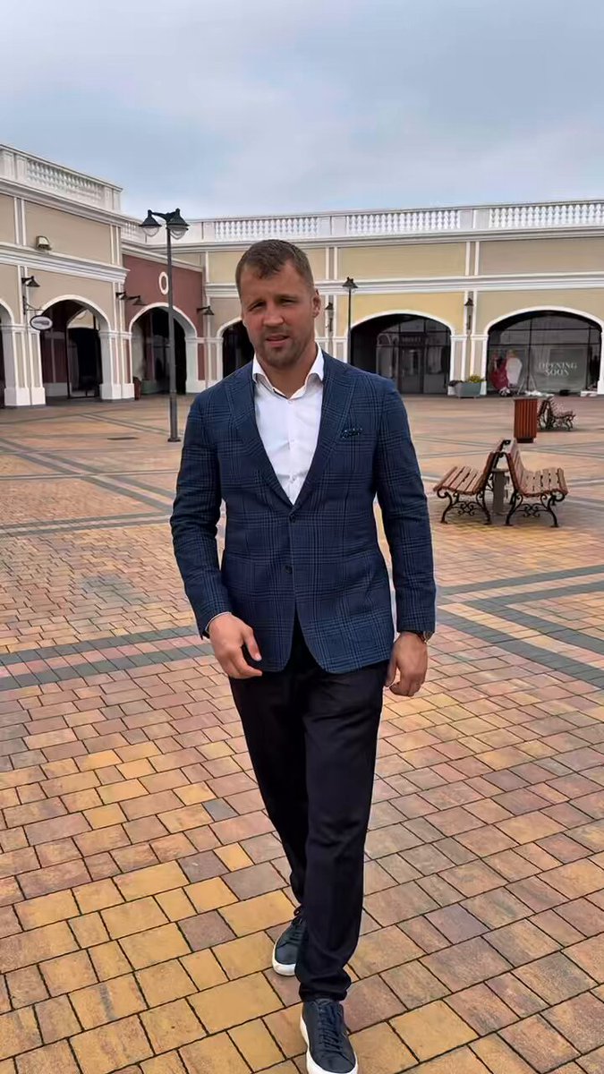 Šis ir Jūrmala Outlet Village — centrs, kas veidots gan tūristiem, gan mūsu pašu iedzīvotājiem. Taču paskatieties — tukšums, cilvēku nav, veikali nestrādā pilnā jaudā. Tā ir skumja atspulgs tam, kā šobrīd klājas uzņēmējdarbībai Latvijā. Tas nav normāli. Mums tas jāsakārto.