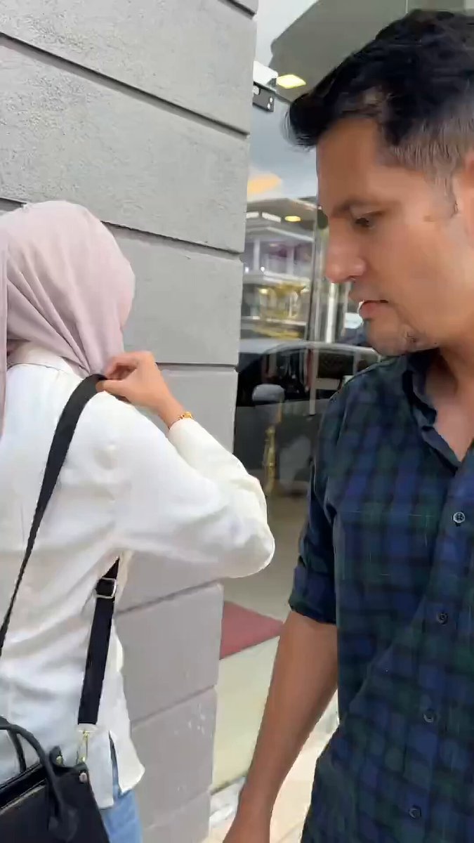 Toklep ni memang otak bisnes dia power betul 🤣 banyak gila handbag dia jual tapi i paling kenan yang ni. Pink dia comel nauuu!
