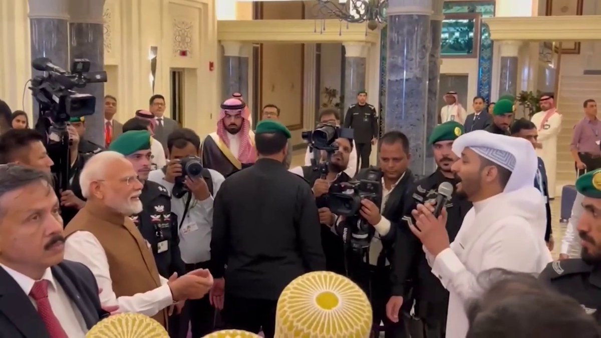 سعودي يؤدي الأغنية الهندية "Ae watan" في استقبال رئيس الوزراء الهندي في جدة. #رئيس_الوزراء_الهندي_في_المملكة