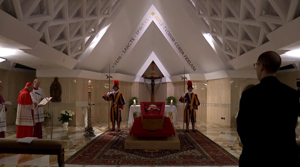 VIDEO: 🇻🇦 Pope Francis lies in open coffin at Vatican residence The pontiff lies in an open coffin in the chapel at his residence, the Vatican's Casa Santa Marta, following his death at the age of 88. The pope died on Monday, with his funeral set to be held on Saturday