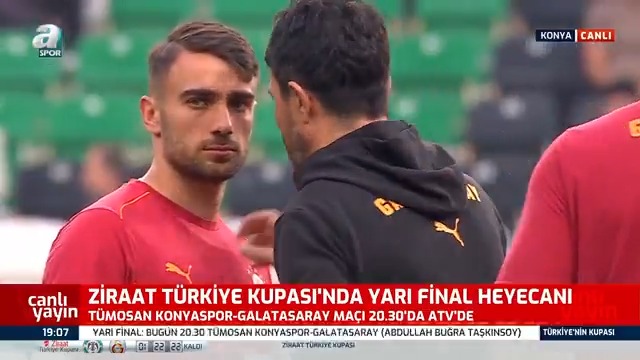 Maç öncesi futbolcularımız zeminde.