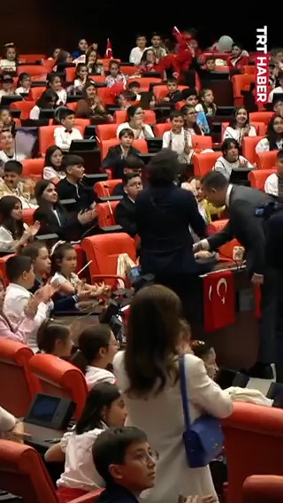 🇹🇷Meclis kürsüsünde #23Nisan sevinci... "Biz varız, biz geleceğiz, bize güvenin..."