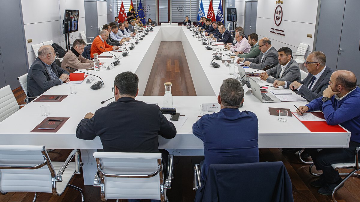 📹 El presidente de la RFEF impulsa las mejoras y la modernización en #PrimeraIberdrolaFS ➡️ Rafael Louzán se ha reunido este martes en Las Rozas con los clubes de la máxima categoría femenina de fútbol sala. ℹ️