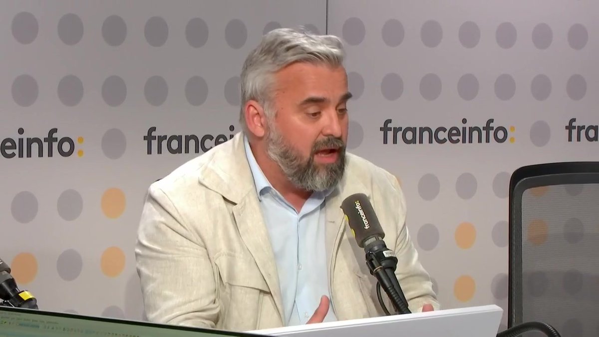 🔴 Drapeaux en berne pour la mort du pape ➡️ "Je suis en total désaccord, nous n’avons pas à marquer une forme de laïcité à géométrie variable", dénonce Alexis Corbière, député (Écologiste et Social) de Seine-Saint-Denis #franceinfosoir