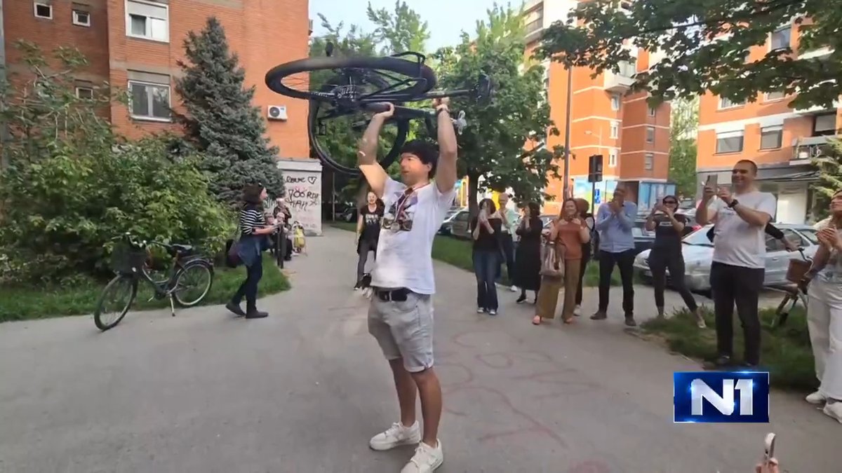 Zborovi građana četiri novosadske mesne zajednice "Liman", "Boško Buha", "Liman III" i "Ivo Andrić" sakupili su sredstva da bi kupili novi bicikl studentu Pravnog fakulteta Iliji, koji je učestvovao na "Turi do Strazbura".