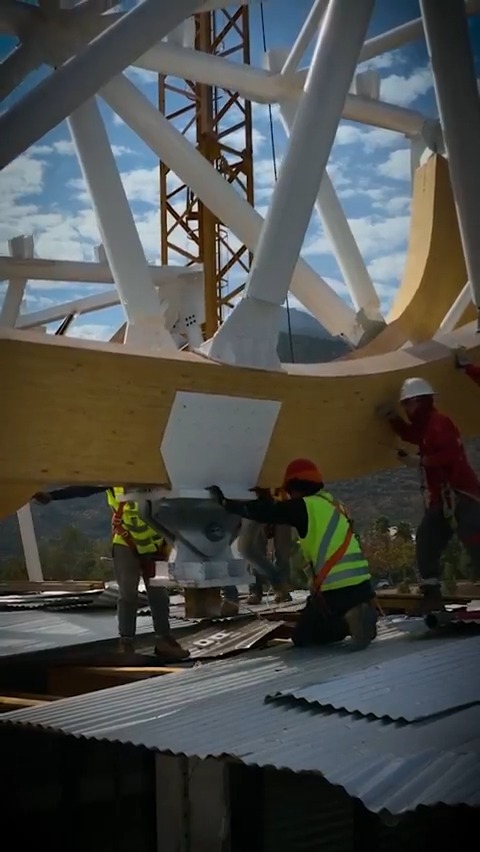 Esta la última cubierta que nos falta en el Claro Arena: es la de Alberto Fouillioux ✨ Ya comenzamos a instalar las vigas que sostendrán la cubierta de nuestra nueva casa 🏟️ ¡Emocionante ver cómo se acerca el día en que estemos por fin disfrutando de #ElSueñoCruzado! Acá te compartimos imágenes del comienzo de estos trabajos en esta semana de aniversario #88AñosUC 🤍💙