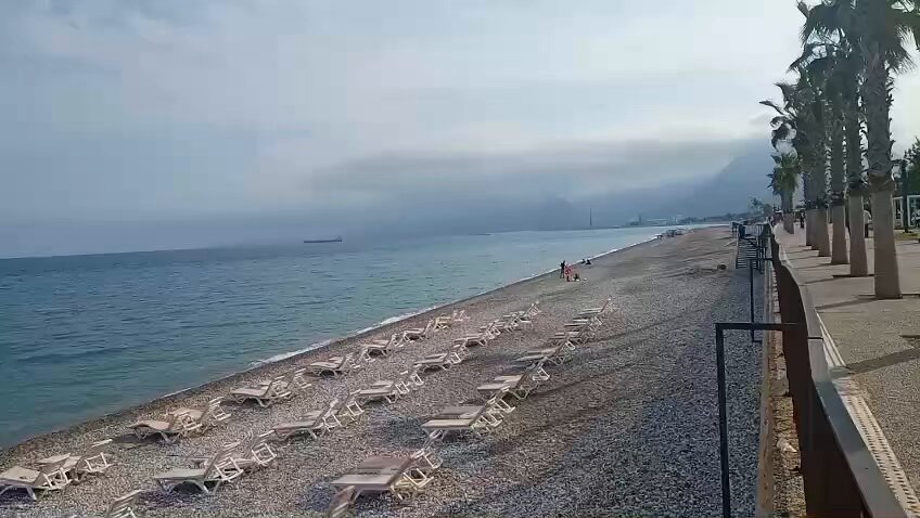 Antalya Konyaaltı sahilindeki işgallerin boyutu, şezlong-şemsiye boyutunu aştı; denizin dibine kadar masa sandalye konularak adeta kafe işletmeleri oluşturuluyor. Büyükşehir Belediyesi, valilik ve kıyı kanunundan kaynaklı çevre bakanlığının denetim yetkisi var ama durum bu.⬇️