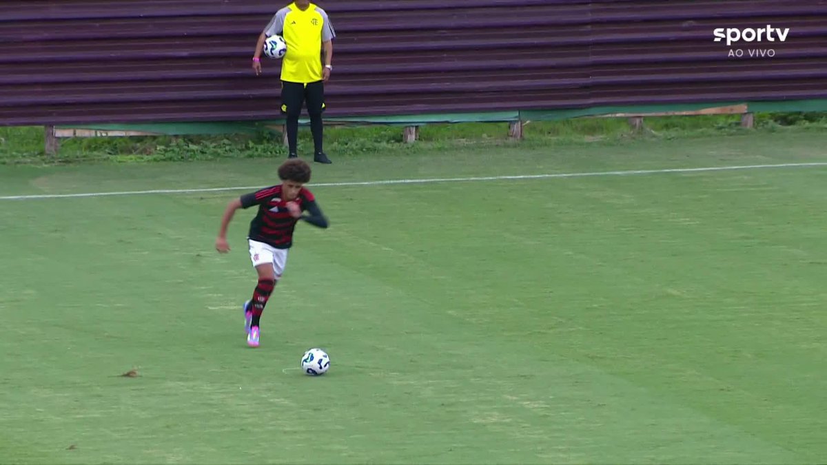 🎯 GOLAÇO DE FALTA! Ryan Roberto acertou o ângulo e marcou este golaço para o Flamengo contra o Vasco. É a partida de ida das semifinais da Copa do Brasil Sub-17!