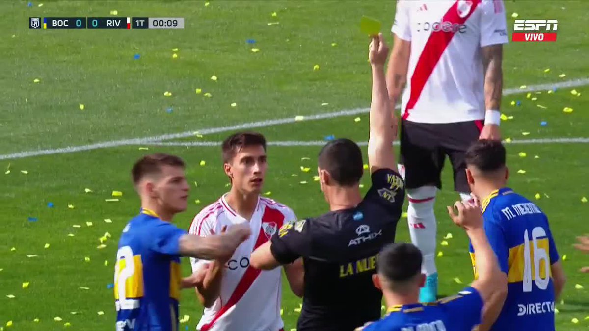 Recordemos que Nicolás Ramírez tiene el récord de haber sacado la tarjeta amarilla más temprana en la HISTORIA de los Superclásicos: fue a los 8 segundos.