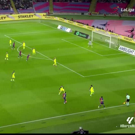 Vision 🤌🤌 Lamine Yamal spots the run of Dani Olmo with a Trivela 🔥 📺 Stream #LaLiga on DStv: