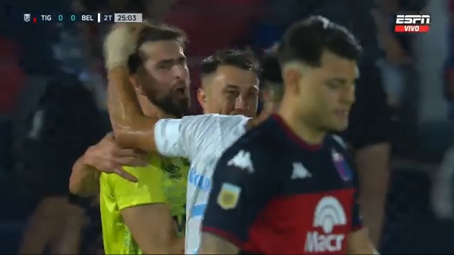 PENAL PÉSIMAMENTE PATEADO POR NACHO RUSSO Y VICENTINI SE LO DETIENE.
