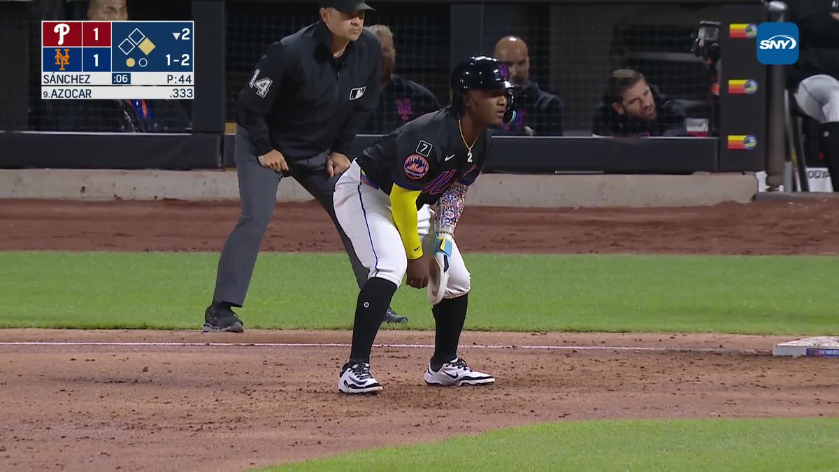 Luisangel Acuña is a complete mad man going from first to third on this play