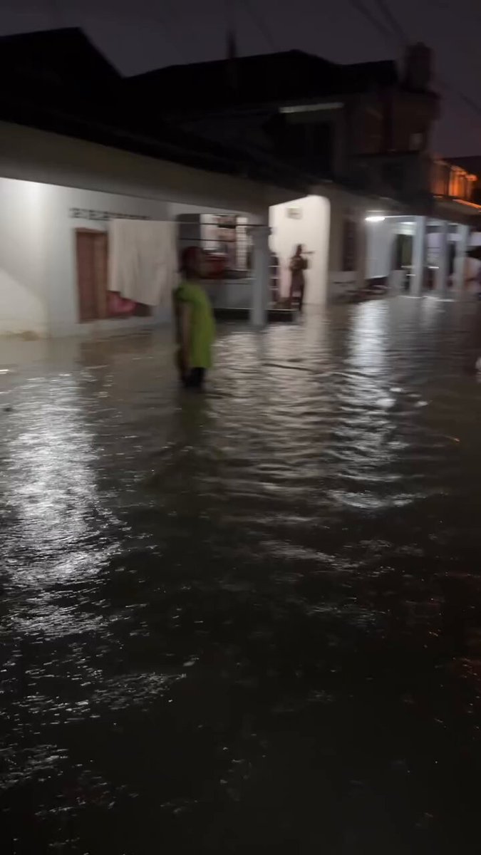 Banjir kilat awal pagi tadi di Kg Paya Jaras Hilir, Sg Buloh, Selangor. Kredit: Awam