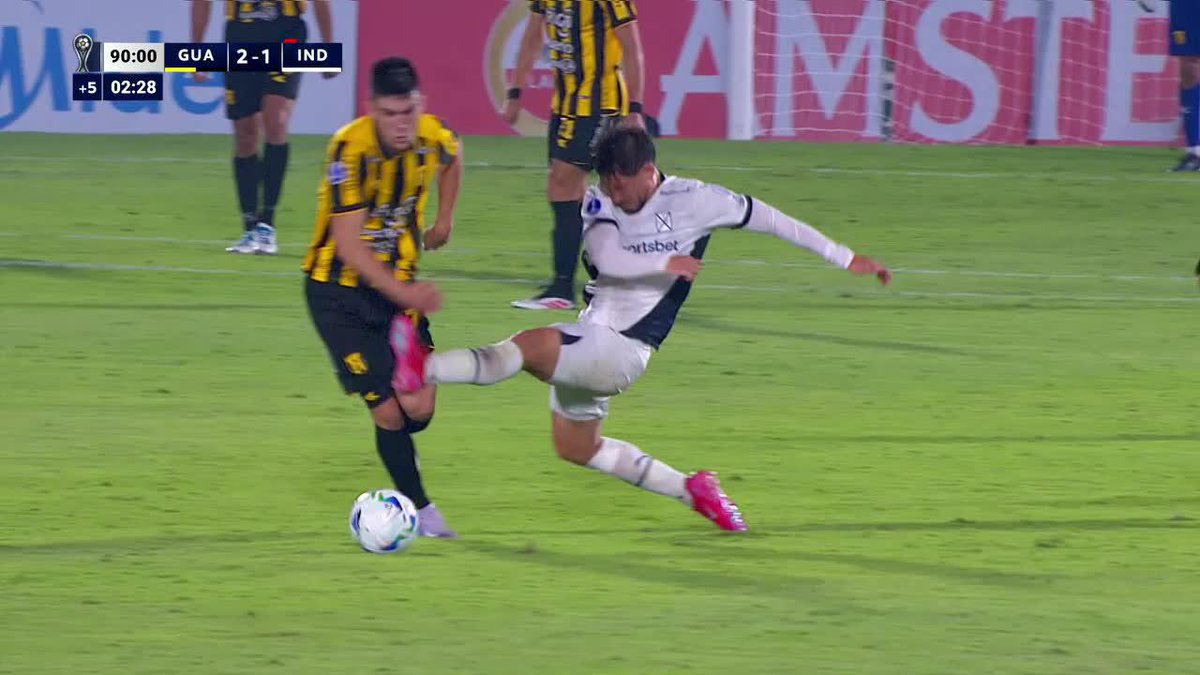 ¿SE SALVÓ DE LA ROJA? Tremendo patadón de Loyola en el cierre del partido.