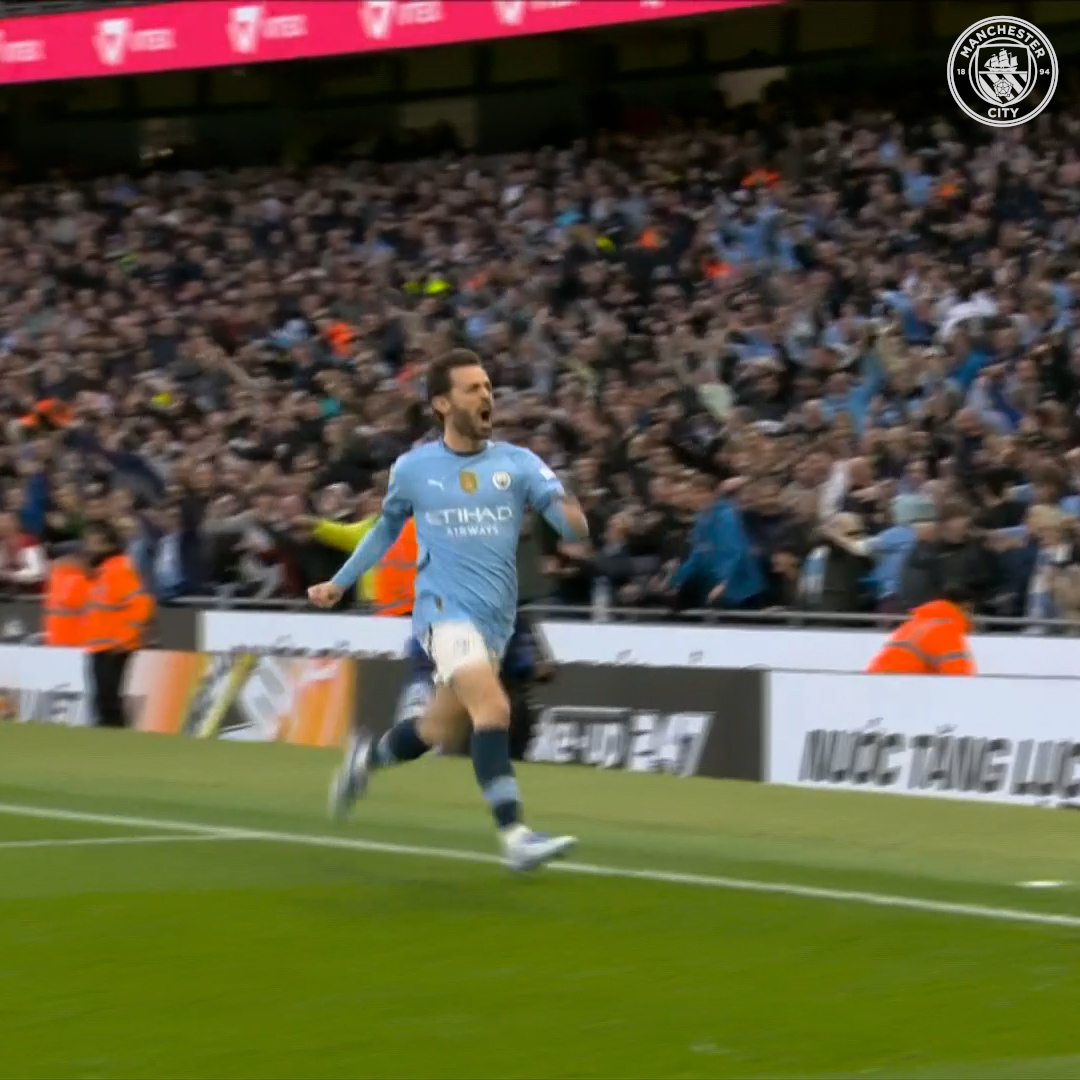 A temporada do Aston Villa é ótima, a de Emiliano Martínez nem tanto. Assim como no jogo com o PSG, o goleiro podia ter feito melhor contra o City.