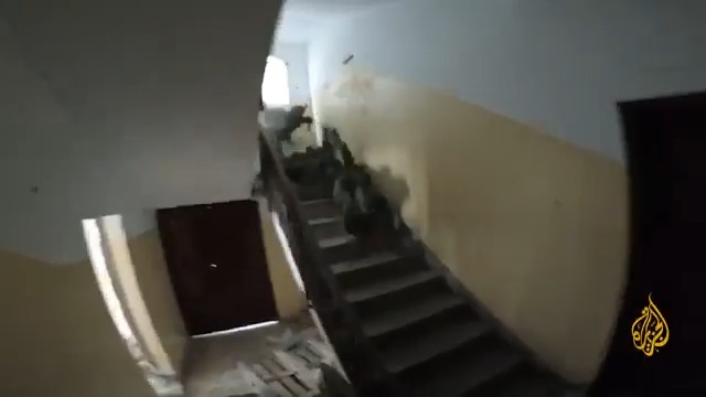 مراسل القناة 12 الإسرائيلية ينشر مقطع فيديو يوثق اشتباكا وقع السنة الماضية بين قوة إسرائيلية ومقاومين في خان يونس، ويُظهر حالة ارتباك وإصابات لدى عناصر هذه القوة حينما فوجئوا بوجود عناصر من المقاومة #حرب_غزة #الأخبار