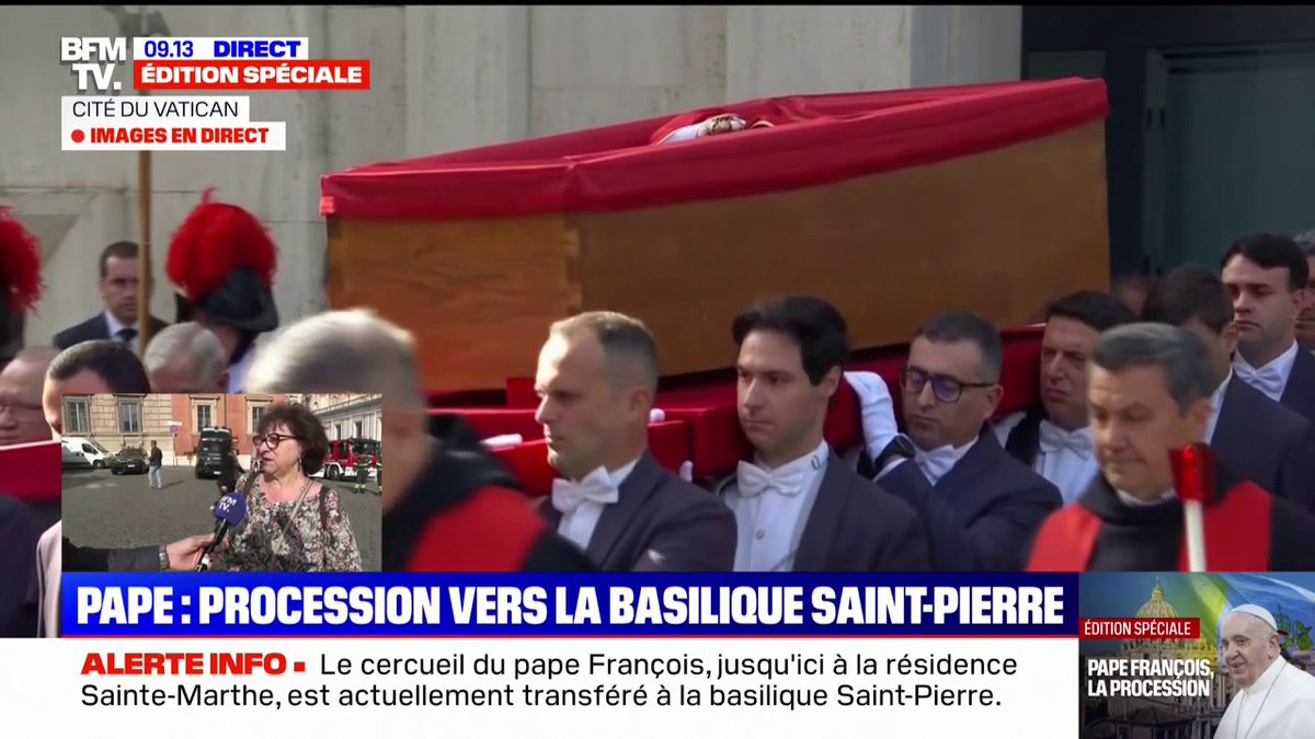 Mort du pape: début de la procession vers la basilique Saint-Pierre