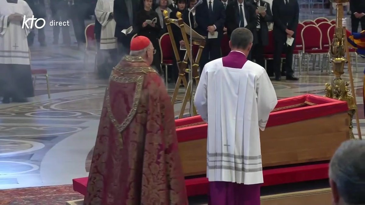 🔴 La dépouille du #PapeFrançois, placée devant l'autel majeur de la basilique Saint-Pierre, est aspergée d'eau bénite et encensée par le cardinal Farrell. 👉 À suivre sur KTO, KTO Radio &amp;
