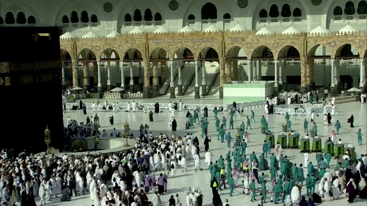 دون تعثر حركة الطائفين.. تنظيف وتعقيم صحن الطواف بأحدث الأجهزة #الإخبارية