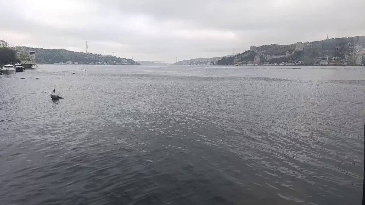 İstanbul Silivri açıklarında meydana gelen 6.2 büyüklüğündeki deprem anı Marmara Denizi'nde böyle kaydedildi. Deprem 16-18 saniye sürdü ve derinlik, 6.92 km. Ve depremin etkisi bir evin kamerasında böyle görüntülendi.