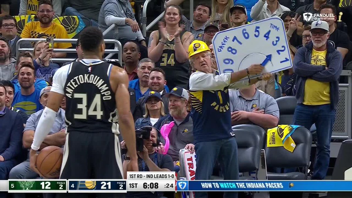 #NBAxESPN ESTO ES FANTÁSTICO: este fanático de los Pacers se armo su propio reloj de cuenta regresiva para los tiros libres de Giannis Antetokounmpo 😂🕰️