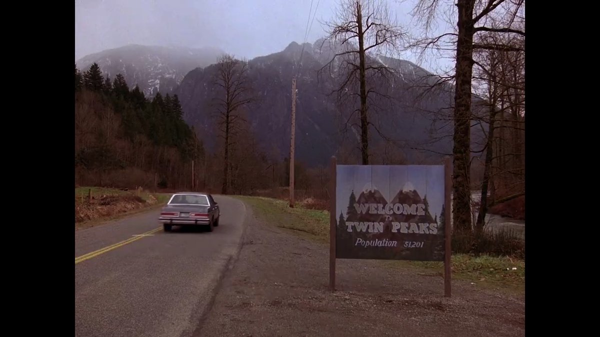 8km ao sul da fronteira canadense, 19km a oeste da divisa do estado. Bem-vindo a Twin Peaks. A série visionária de David Lynch e Mark Frost chega ao streaming em 13 de junho.