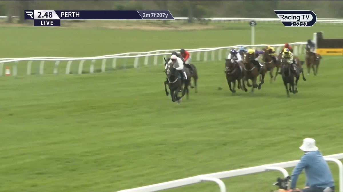 The gap between the top-level jockeys and the level below is more evident than ever in big races. Paul Townend is once again giving a personal riding lesson to a lot of jockeys there.