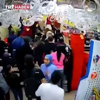 İstanbul'da züccaciye dükkanındaki #deprem paniği kamerada.