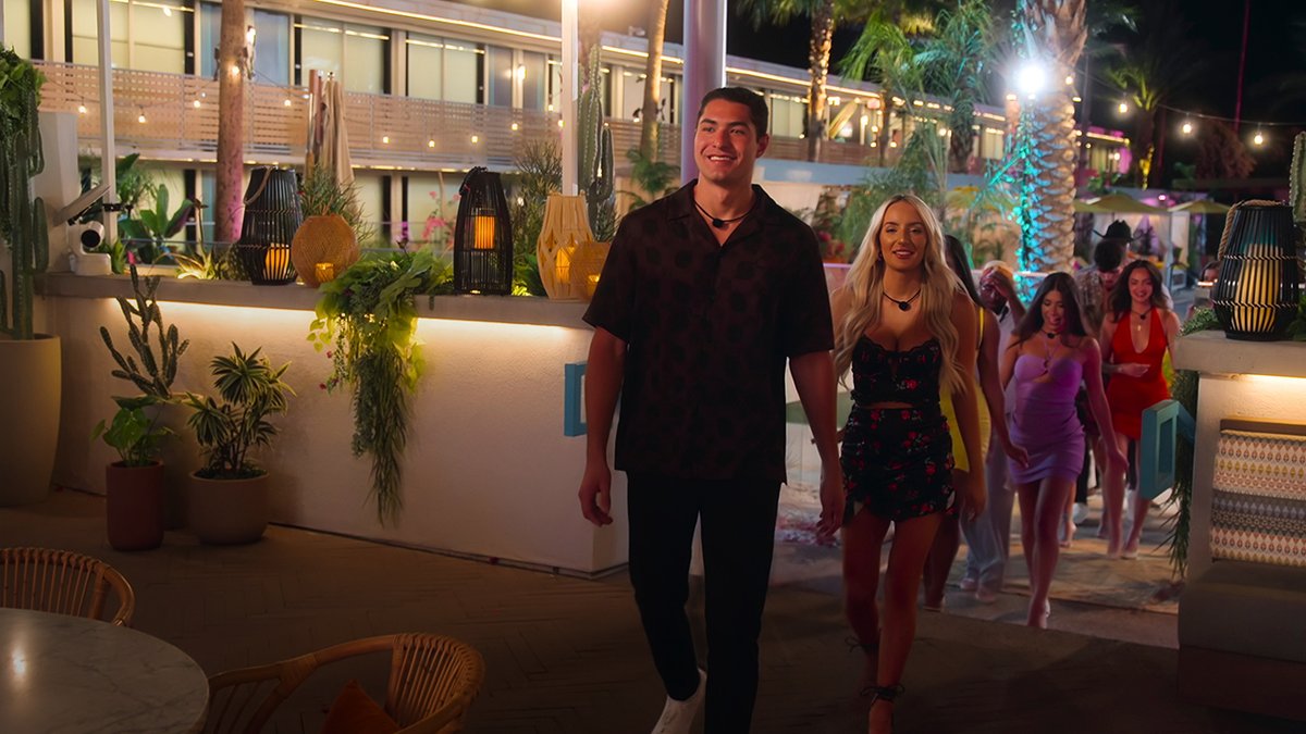 These six singles just checked into a motel looking for true love...only to be reunited with their longtime booty call 👀 Sneaky Links: Dating After Dark, hosted by Chloe Veitch, premieres May 21.