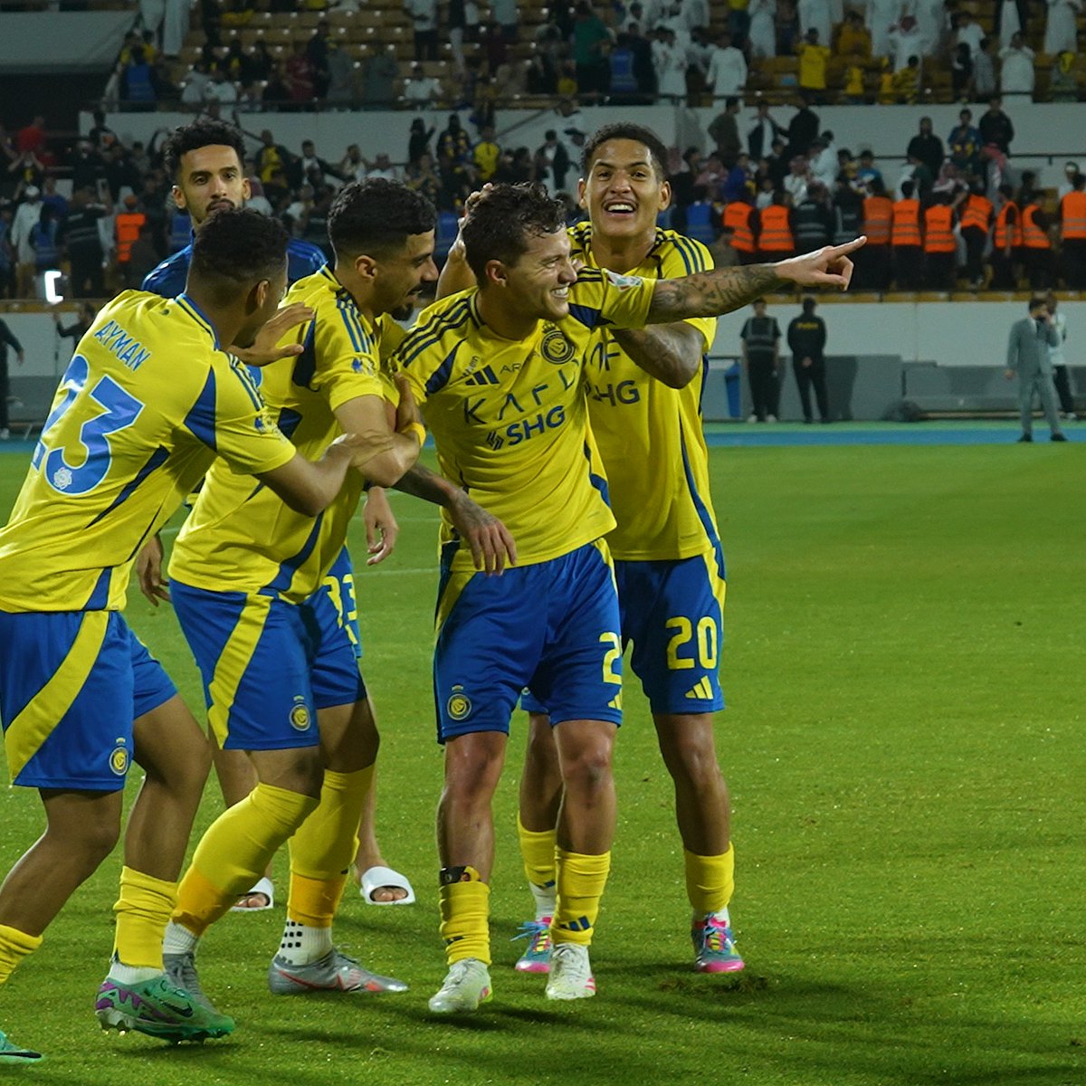 فرحـة #النصر المُعتـادة 🤩 ونجومنا يقدّمون اوتافيو للجماهير هذه المرة 😂