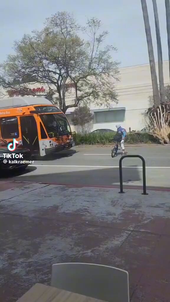 I know everyone on that bus was annoyed 😭😭😭 I'm glad the driver let one off to deal with it