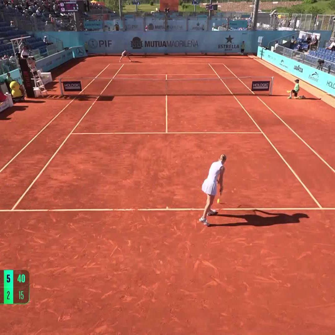 C’était le tout premier duel familial entre les sœurs Kudermetova. 👯‍♀️ Après avoir éliminé sa petite sœur (6-2, 6-2), Veronika a fondu en larmes avant de la prendre dans ses bras. 🥹