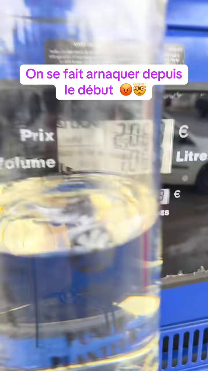 🟥 DOSSIER ARNAQUE : LES POMPES À ESSENCE ! 🤔 Nous ne sommes pas en mesure de confirmer cette information mais, si c'est réel, c'est juste un scandale !!! Si certains d'entre vous remplissent des jerricans, peut-être que c'est plus facile à vérifier ? Parce qu'avec la jauge à essence c'est impossible, il y a un réel manque de précision sur la quantité de carburant... 🙄 ➡️🇨🇵 CLIO3SHOP : ''Oh là là, on se fait arnaquer les gars. Les gars, on se fait arnaquer tous les jours avec du gasoil coupé à l'huile. Les gars, je viens de sortir de Leclerc et là, je me suis rendu directement en magasin récupérer un verre doseur. Et on va voir si vraiment, dans un litre, on a un litre de liquide. Donc là, vous voyez, j'ai tracé un trait. On va voir si on a moins d'essence. Si on en a moins, c'est qu'on se fait vraiment arnaquer les gars. C'est 98 et on va vraiment voir si les gars, on se fait arnaquer ou pas. On y est presque. On est quasiment à la moitié. Et regardez ce que ça nous affiche. Les gars, on a un litre. Oh là là, c'est une dinguerie les gars. On a quasiment un demi-litre en moins les gars. On se fait arnaquer depuis le début. Oh les gars, c'est une dinguerie. Je vous avais dit que notre essence était coupée à l'huile. Oh là là, on se fait arnaquer les gars. On a quasiment 50 cl de dénivelé alors que je n'ai mis qu'un litre neuf. Sur les graduations, on est bien en dessous des un litre écrit juste là. Les gars, vous voyez sous le trait, il y avait bien écrit un litre. Les gars, c'est une dinguerie." ( Merci de nous encourager en mettant un 👍 Rejoignez Relayez la Vérité Diffusée Twitter : Vérité Diffusée