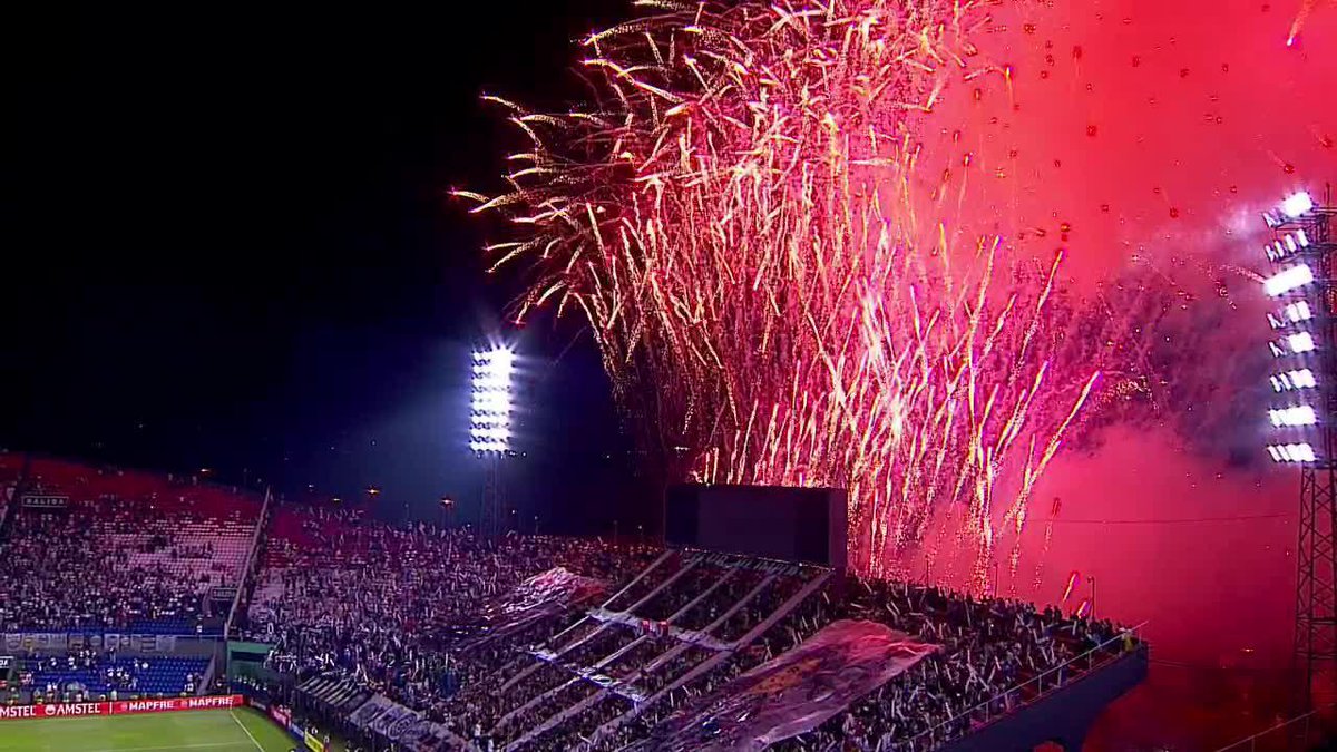 ¡RECIBIMIENTO TOP DE LA HINCHADA DE OLIMPIA! En la previa del duelo ante Peñarol, los paraguayos armaron una gran fiesta para su equipo. 📺 Mirá TODA la CONMEBOL #Libertadores por #DisneyPlus Premium