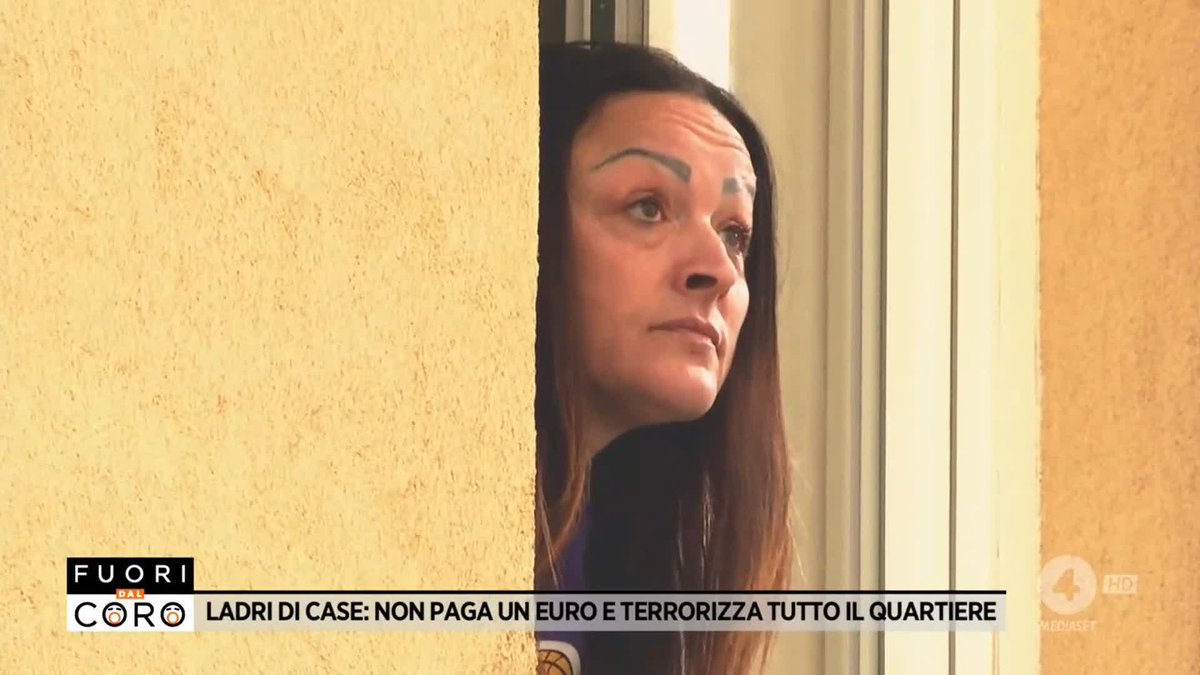 Michela, l'occupante abusiva di Sesto San Giovanni che ci aveva sputato, insultato e aizzato il cane contro, continua a vivere nella casa di Grazia, non ha intenzione di andarsene e chiama addirittura i Carabinieri! Il servizio di Gianluca Torti a #Fuoridalcoro