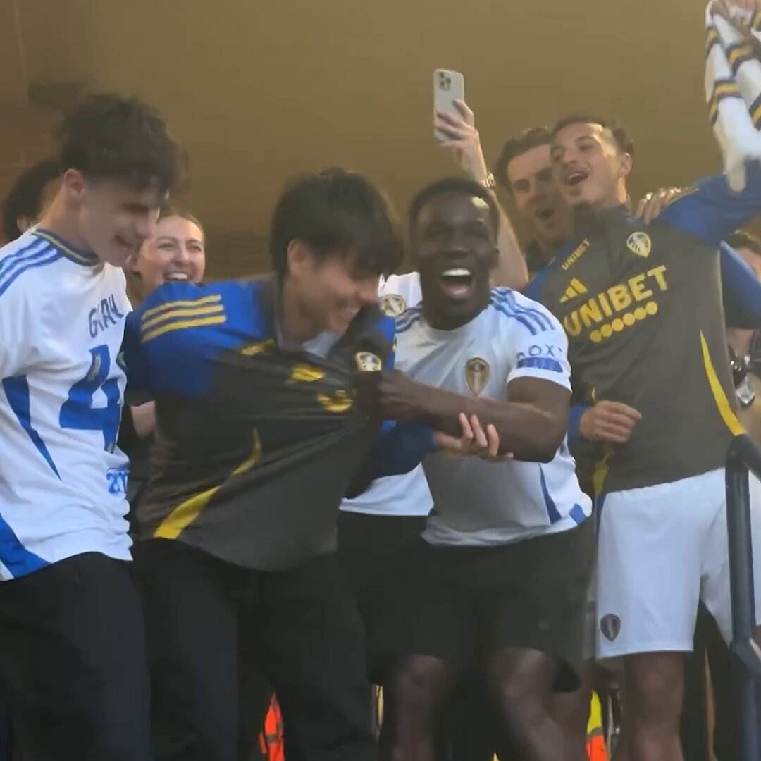 チームメイトに背中を押され、照れながらも全力で場を盛り上げる田中碧🇯🇵✨ 🎥Leeds United