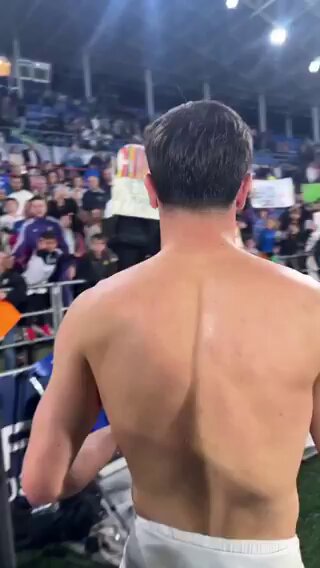🚨🎥 | ابراهيم دياز يهدي قميصه لأحد الجماهير ويوقع على قميص منتخب المغرب الذي يحمل اسمه ورقمه.✍🏾🤍