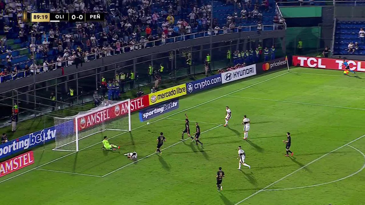 ¡INCREÍBLE ERRADO! ¡DERLIS GONZÁLEZ LO TUVO SOBRE EL FINAL! 📺 Mirá TODA la CONMEBOL #Libertadores por #DisneyPlus Premium