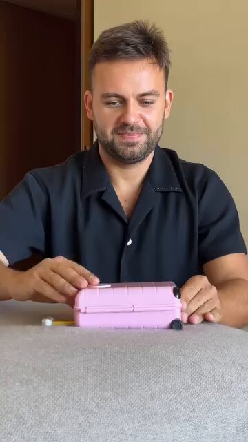 الفرق بين النساء والرجال عند السفر 😂💔