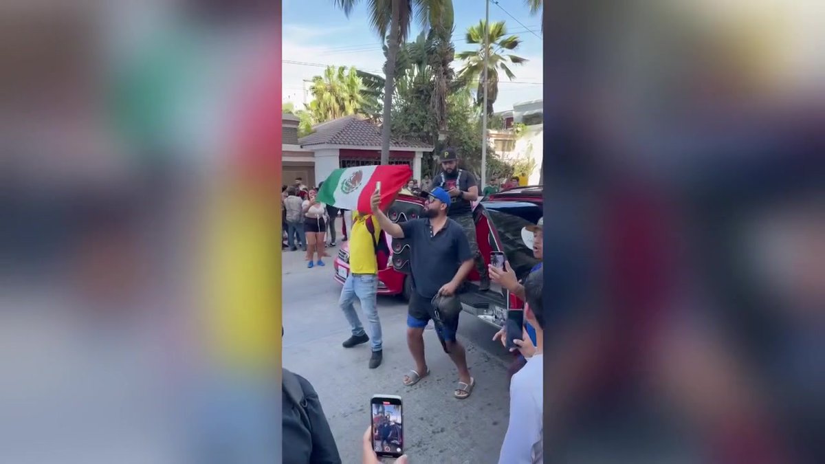 A huevazos y con música a todo volumen, así protestaron frente a la casa del hombre que corrió a un trabajador cuando estaba comiendo en la banqueta en #Mazatlán, #Sinaloa. Cuando la policía llegó, hubo forcejeos con algunos manifestantes. VIDEO: Yo amo mi Mazatlán