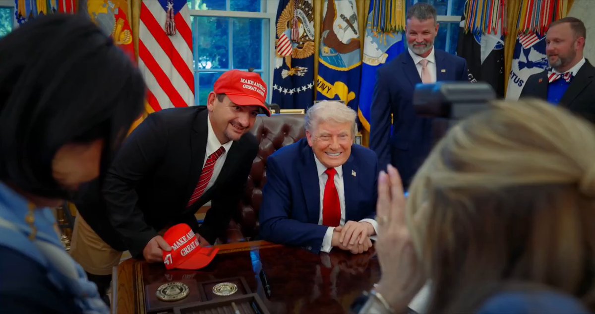 President Trump welcomed wounded warriors into the Oval Office — American heroes who have given more than we can ever repay. Their strength humbles us. Their sacrifice defines us. They are the heart of this nation, and we will never forget what they gave for our freedom. 🇺🇸