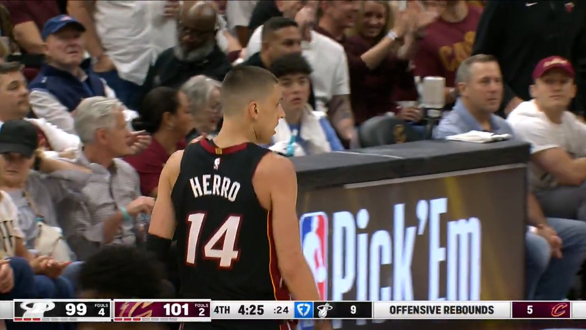 Tyler makes it a 2-point game 🔥 He's got 29 tonight